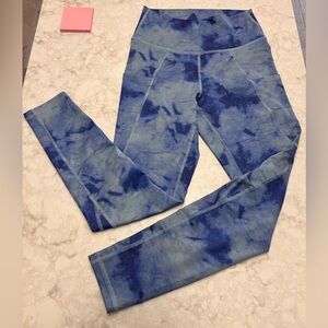 Fleo medium blue abstract print Reverie 25” leggings EUC